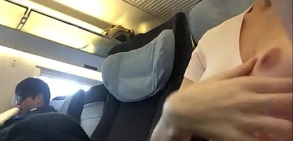  Amatrice nous montre sa poitrine discrètement dans le train